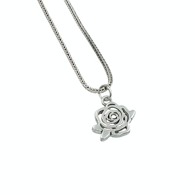 Collar con colgante de rosa en Plata de ley