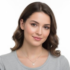 collar con colgante rosa en plata de ley mostrado sobre el cuello de una modelo